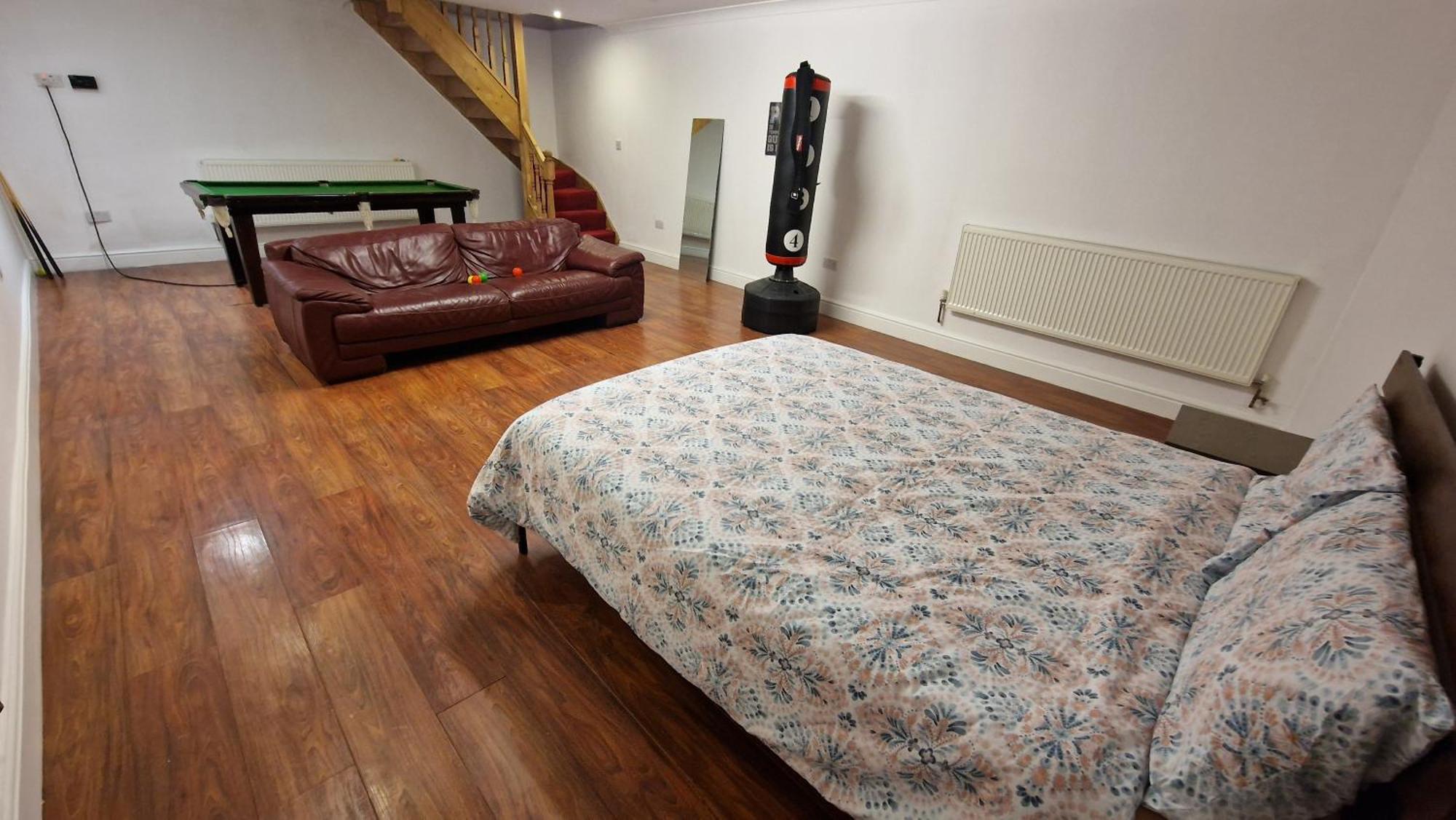 Large Annexe With Games Room Pool Table Ping Pong Air Hockey Movie Projector วินด์เซอร์ ภายนอก รูปภาพ