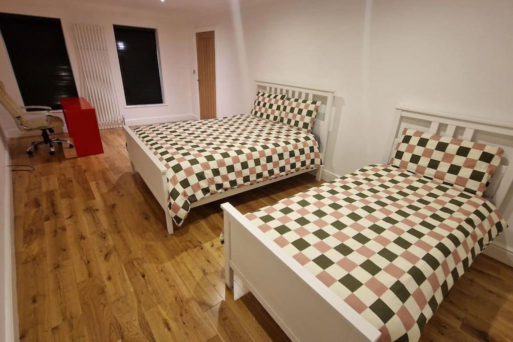 Large Annexe With Games Room Pool Table Ping Pong Air Hockey Movie Projector วินด์เซอร์ ภายนอก รูปภาพ