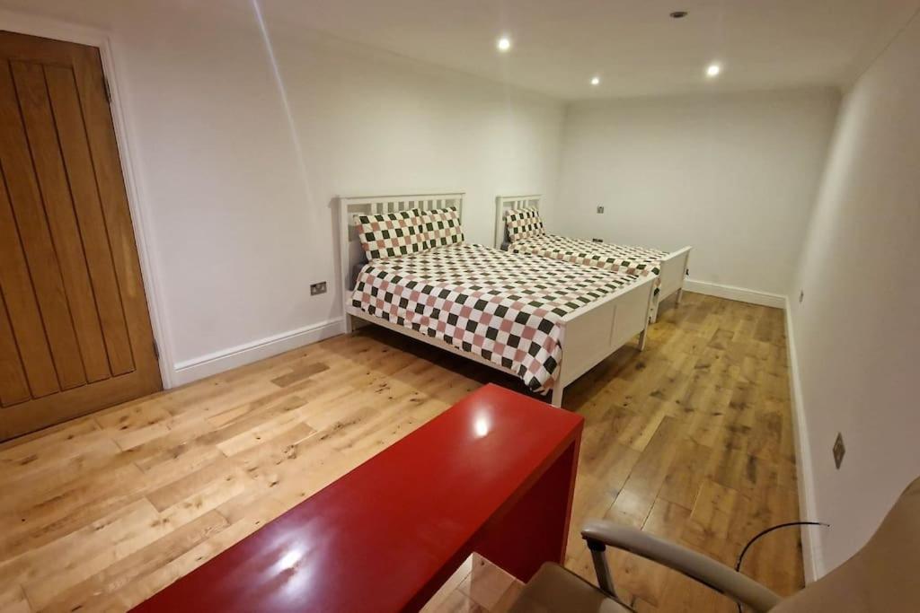 Large Annexe With Games Room Pool Table Ping Pong Air Hockey Movie Projector วินด์เซอร์ ภายนอก รูปภาพ
