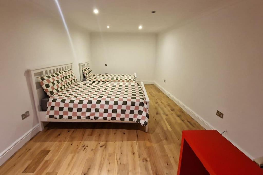 Large Annexe With Games Room Pool Table Ping Pong Air Hockey Movie Projector วินด์เซอร์ ภายนอก รูปภาพ