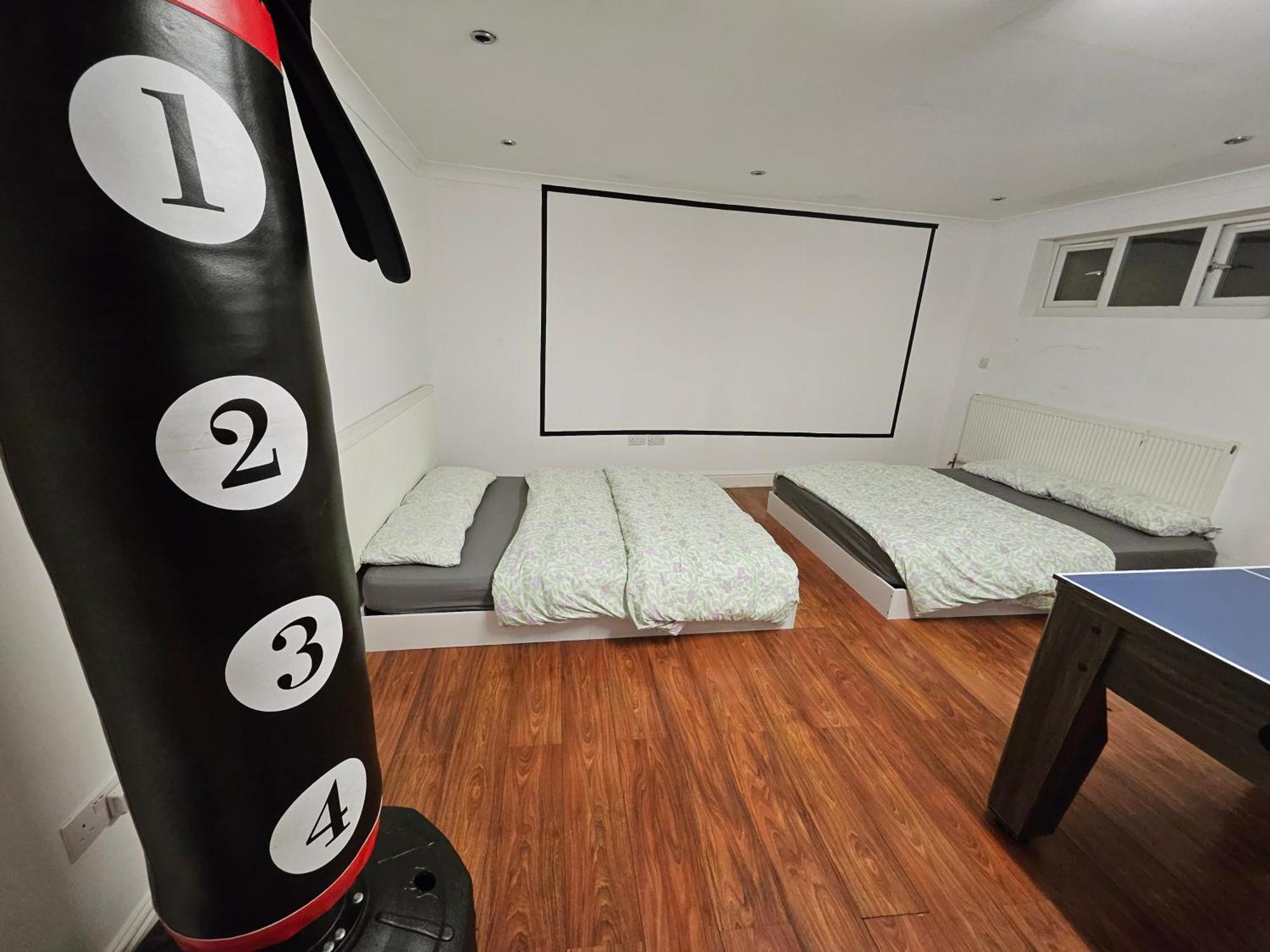Large Annexe With Games Room Pool Table Ping Pong Air Hockey Movie Projector วินด์เซอร์ ภายนอก รูปภาพ