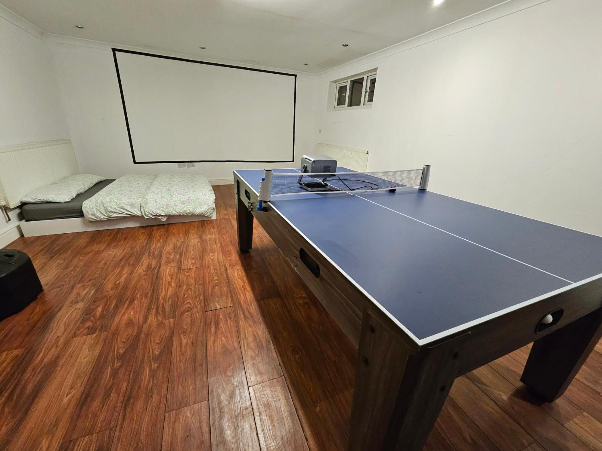 Large Annexe With Games Room Pool Table Ping Pong Air Hockey Movie Projector วินด์เซอร์ ภายนอก รูปภาพ