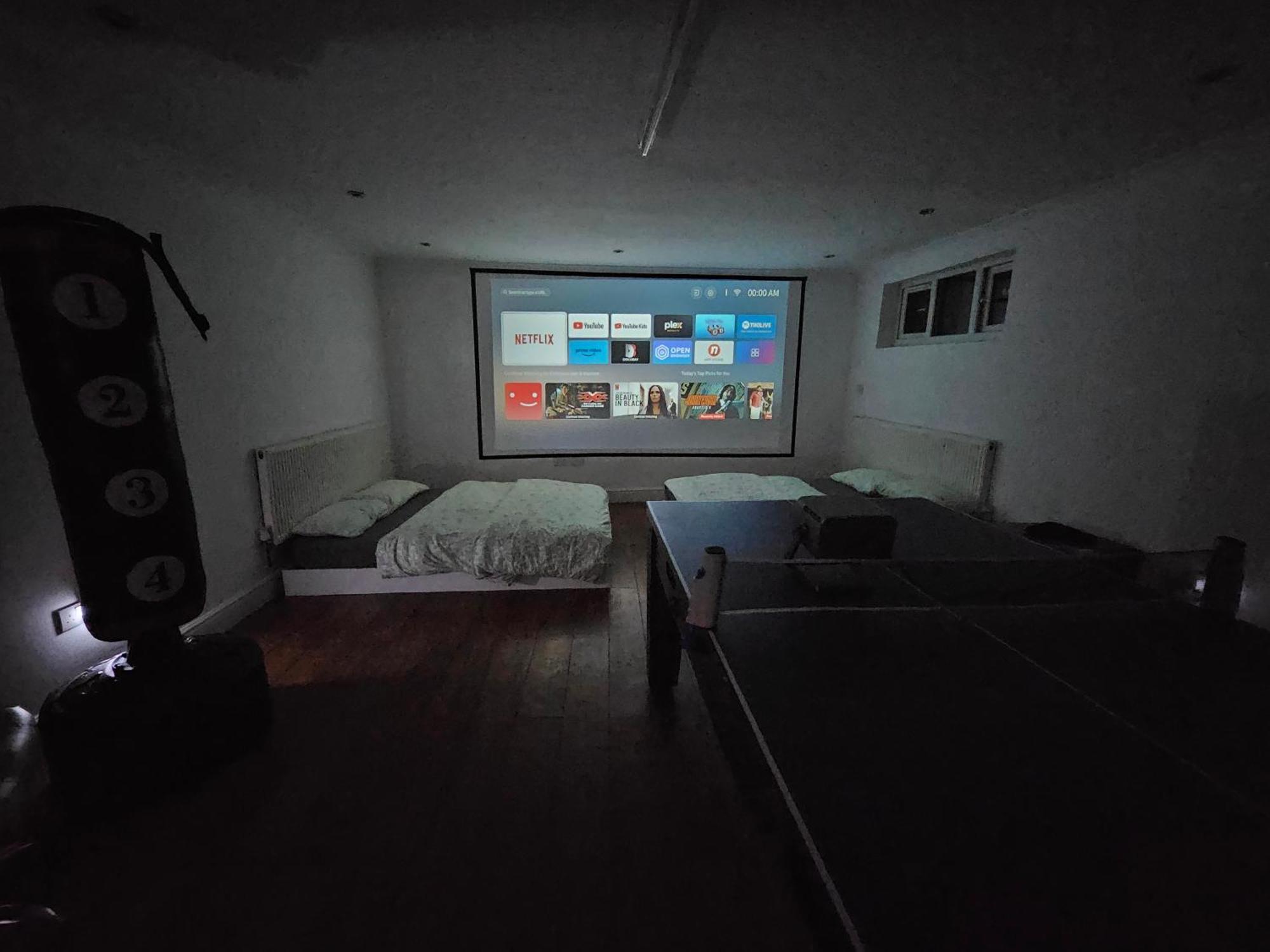 Large Annexe With Games Room Pool Table Ping Pong Air Hockey Movie Projector วินด์เซอร์ ภายนอก รูปภาพ